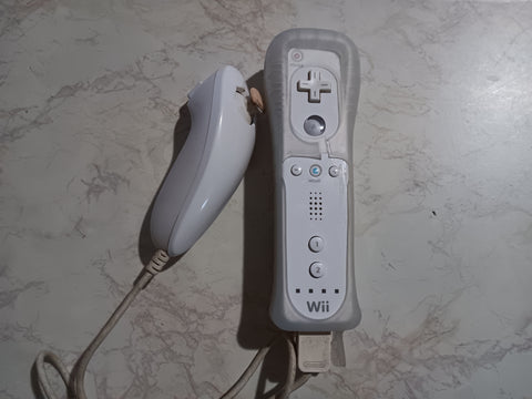 Wii BUNDLE OEM White Remote + White Nunchuck + Silicone Sleeve